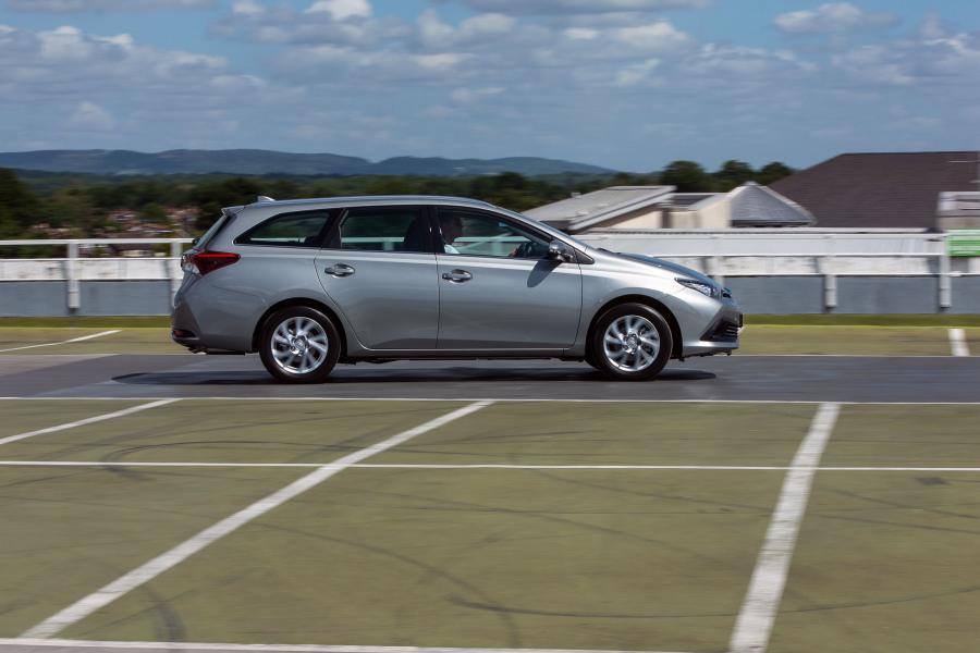  Toyota Auris Touring Sports 2015 года  (UK) (фото 15 из 20)